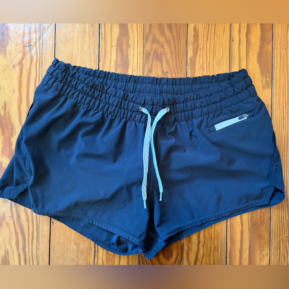 Vuori Clementine Shorts est size Large Navy 2.5 inch inseam running athleisure